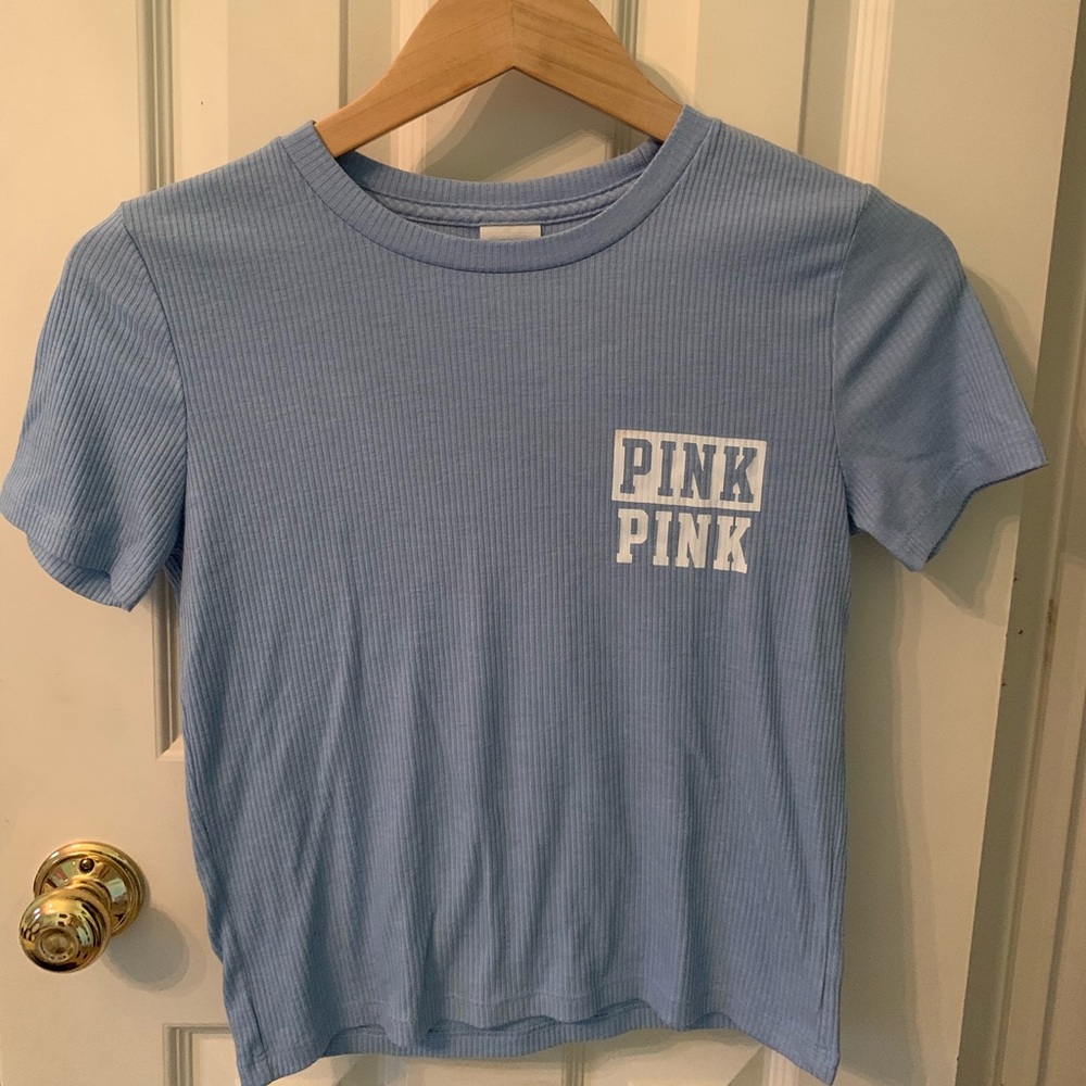 VS PINK’S blue form-fitting crop top